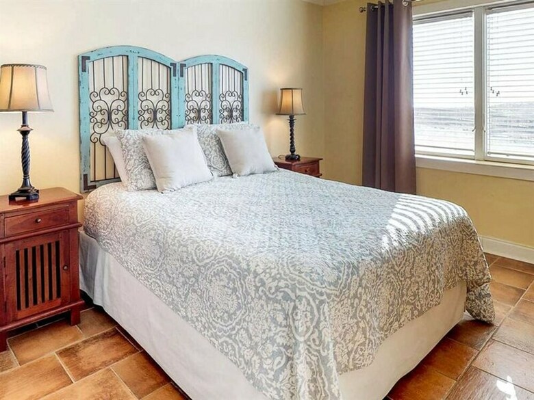 West Beach Bungalow By Meyer Vacation Rentals