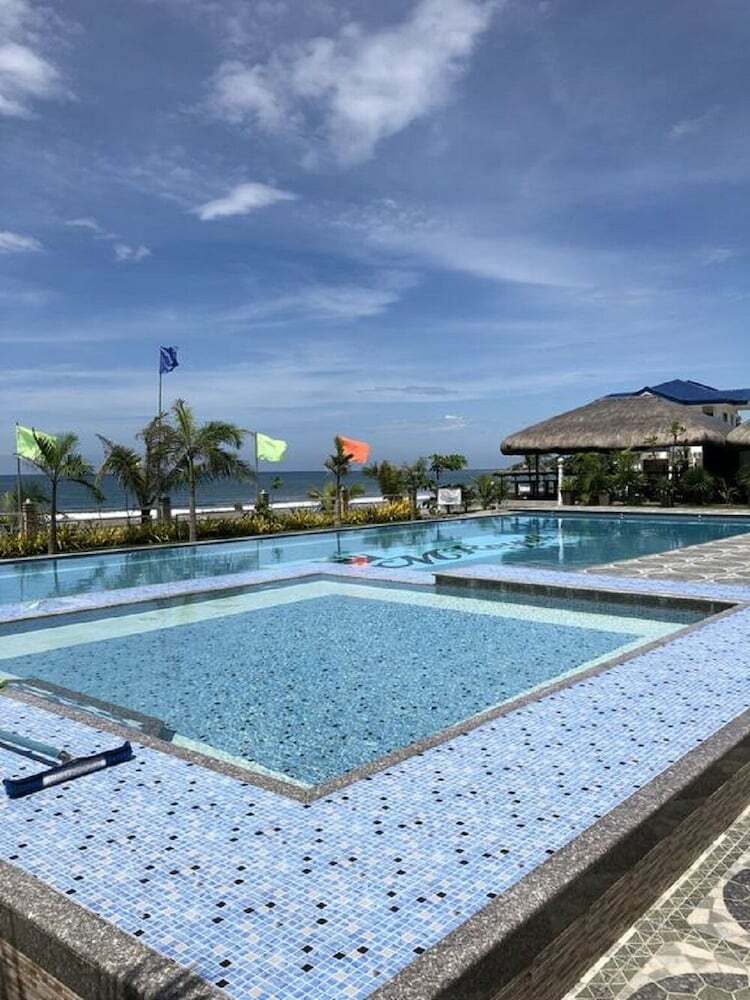 Em Royalle Hotel & Beach Resort