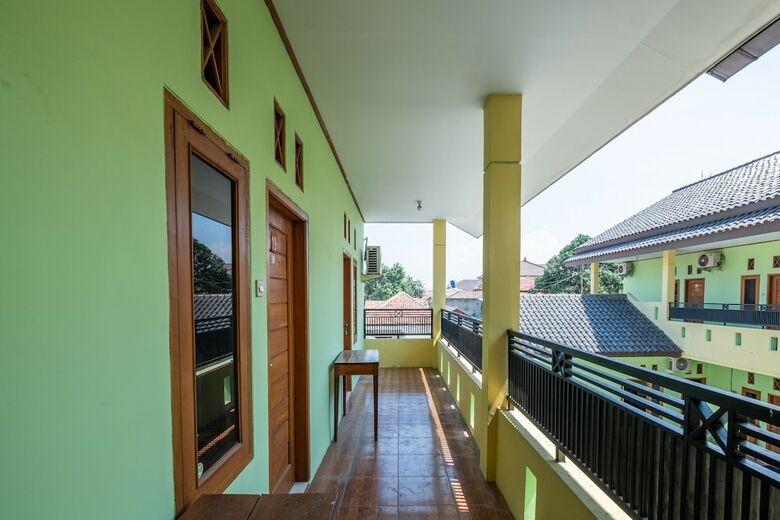 Hostal Oyo 1399 Cemara Residence