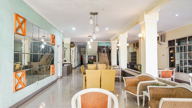 Oyo 2085 Chrysanta Hotel