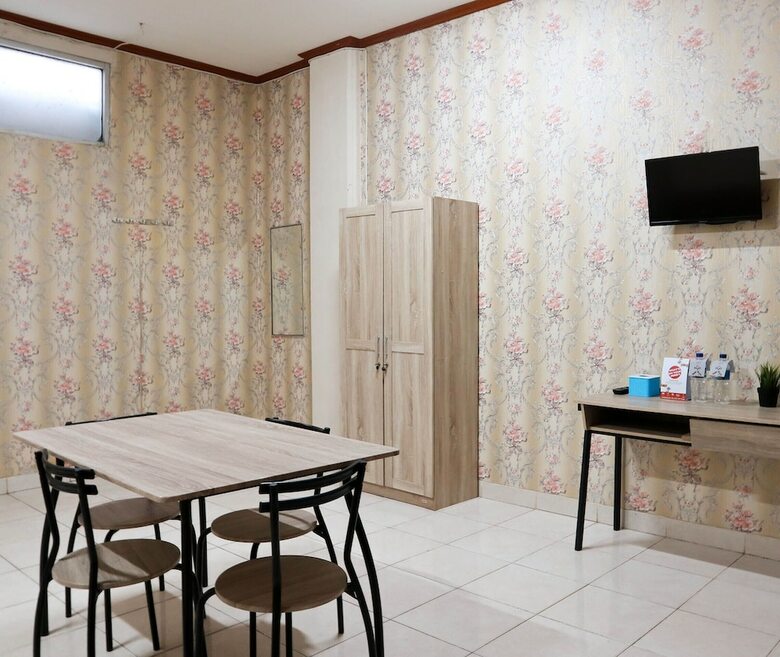 Hostal Oyo 1686 Lenggogeni House