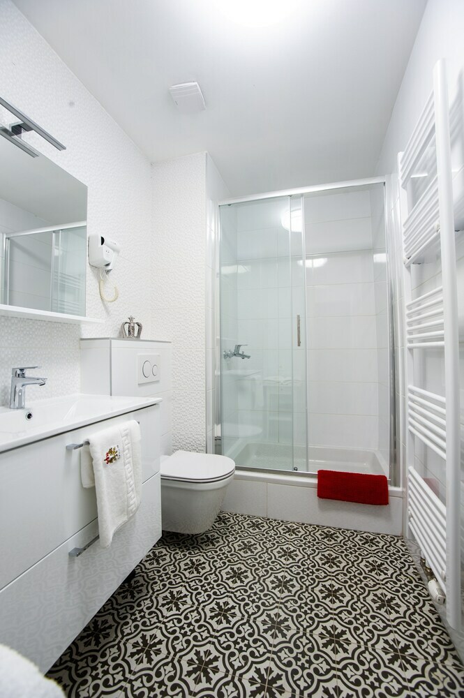 Crown Apartment