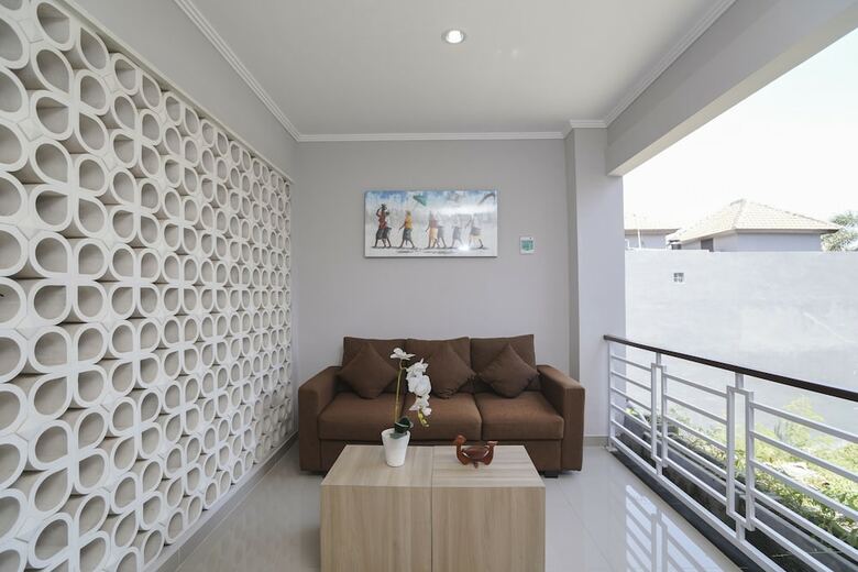 Hostal Oyo 2166 Elitya Stay