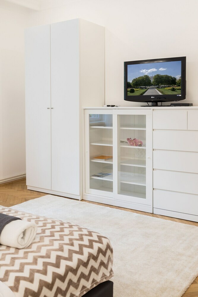 Spacious 2bdr Apartment Few Steps From City Center