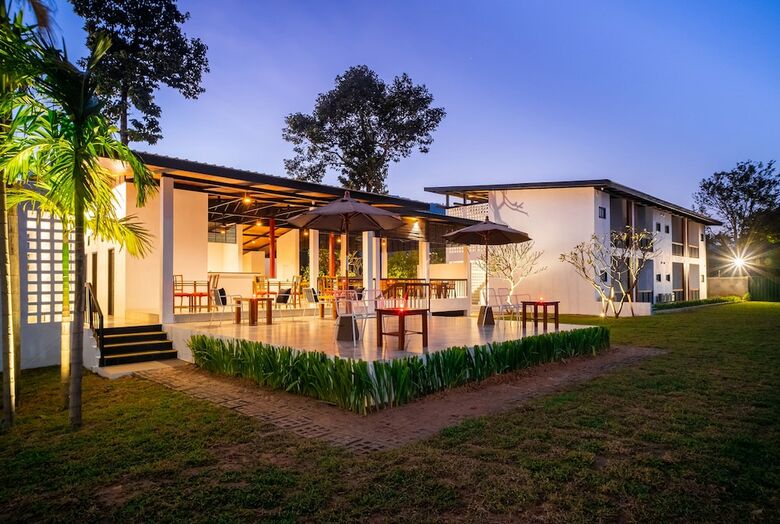 Hotel The Riviera Champasak