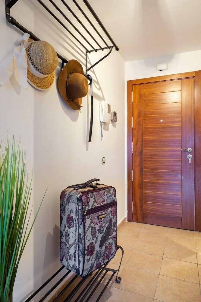 Poolfront Garden Apartment Ref 46