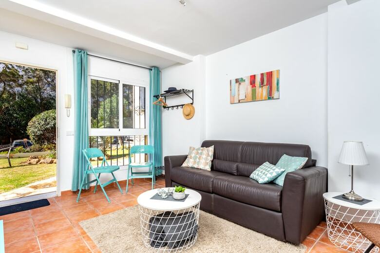 Beachside Apartment With Garden Ref 89