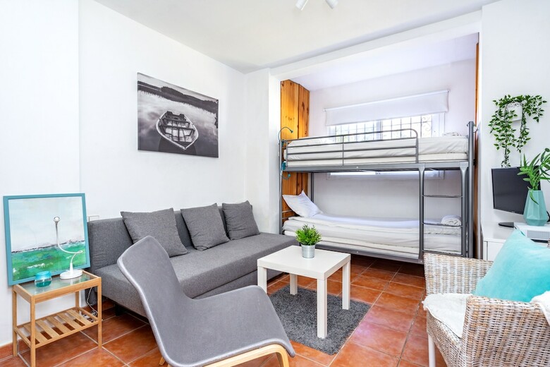 Beachside Apartment With Garden Ref 89