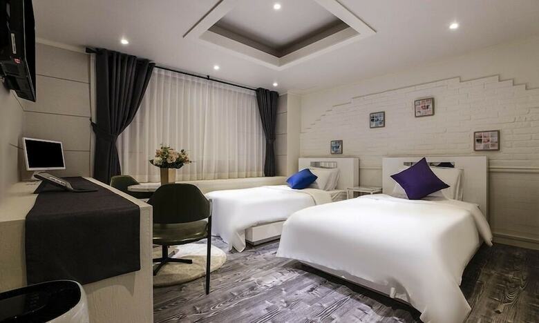 Seocho Dukkeobi Hotel