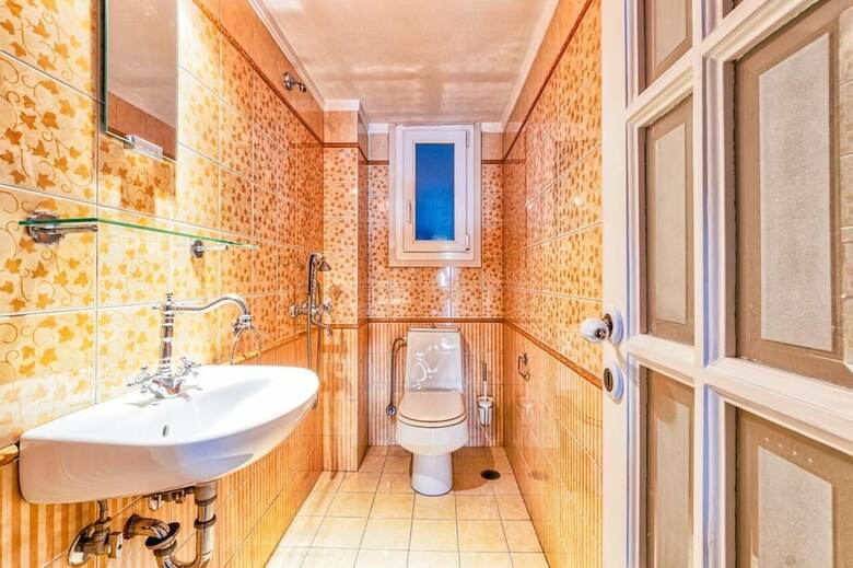 Classy 3 Bedroom Apartment In Alimos
