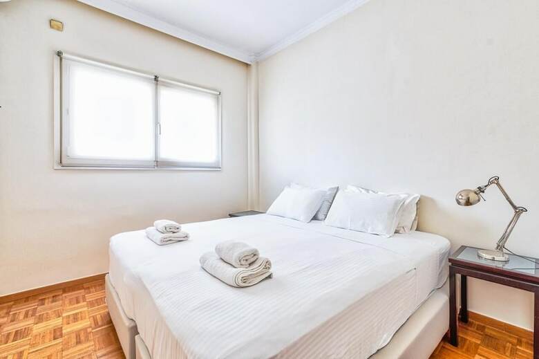 Classy 3 Bedroom Apartment In Alimos