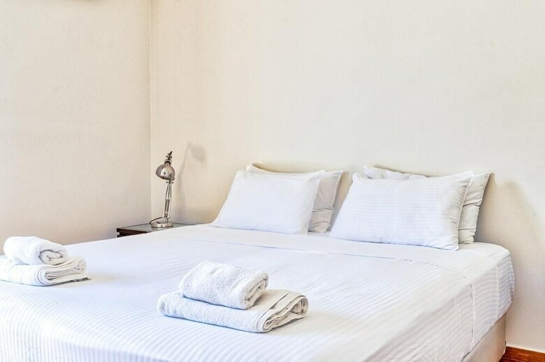 Classy 3 Bedroom Apartment In Alimos