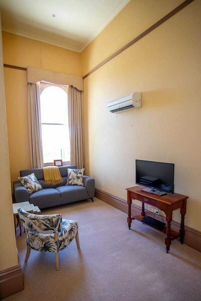 Hotel Clocktower Suites