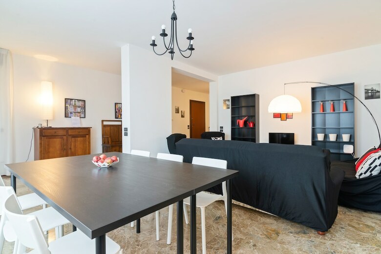 Torre Roomy Apartment