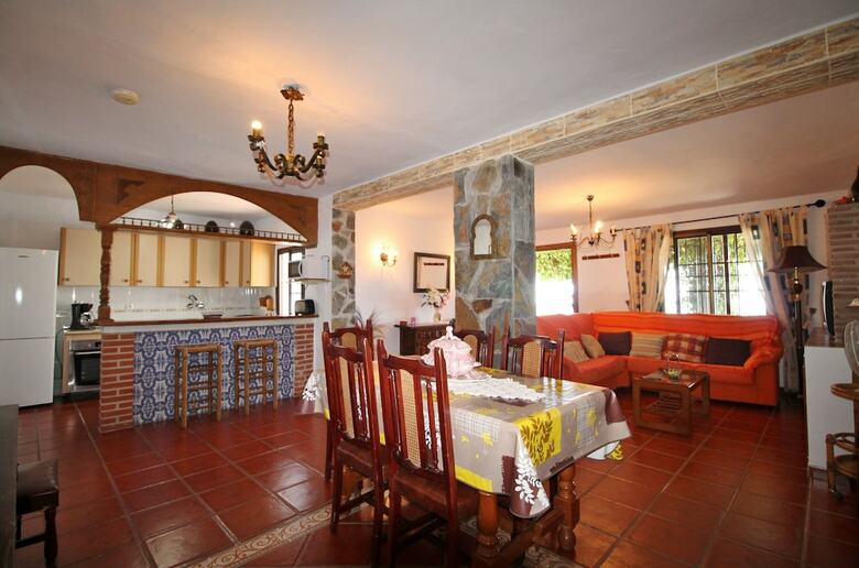 1075 Villa Rosa