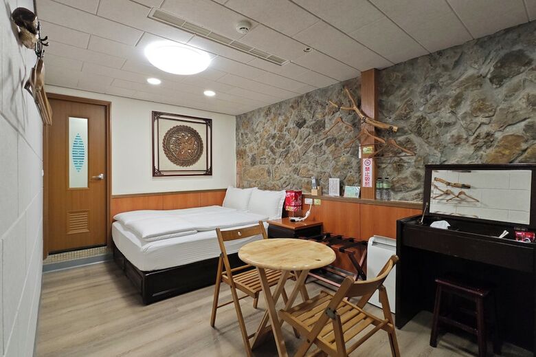 Hotel Qu Hi Home Stay
