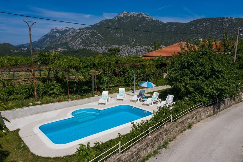 Sunflower House With A Pool