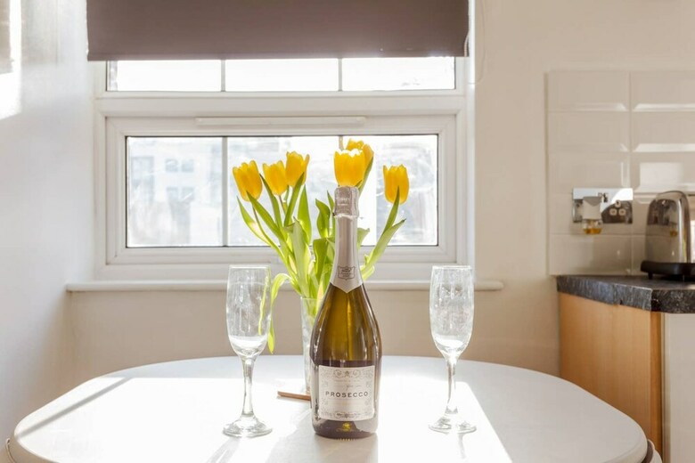 Modern Apartment - Mins To Marina/stadium/city Center