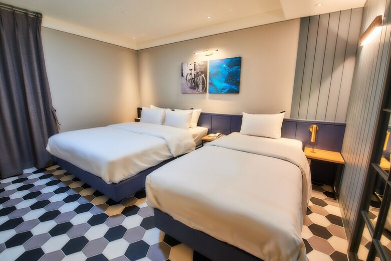 West In Hotel