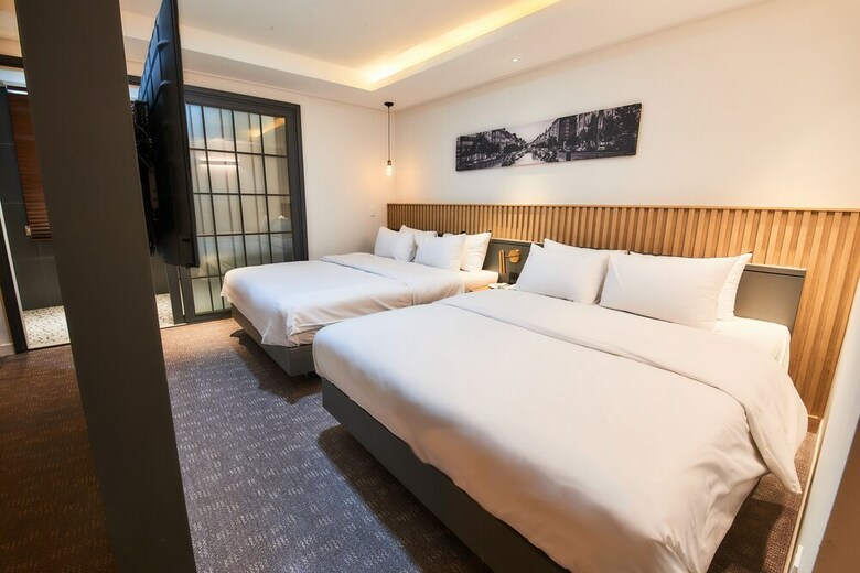 West In Hotel