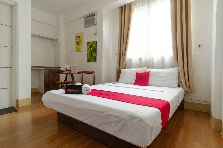 Hotel Reddoorz Near V Mapa Station