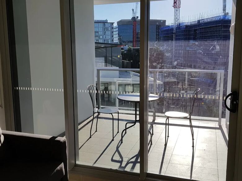 Luxurious 1 Bedroom Newstead Apartment With Parking