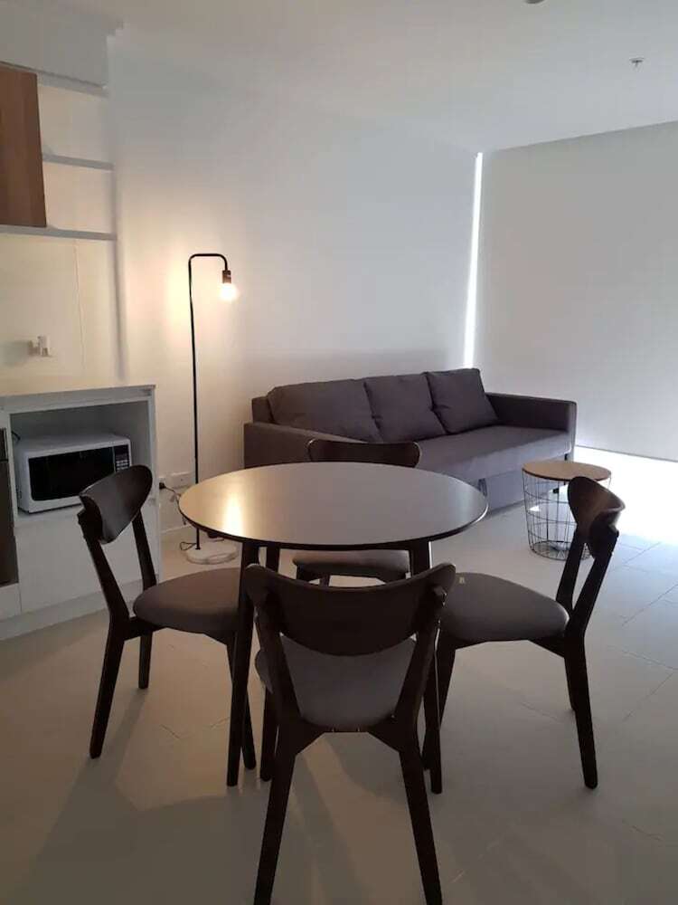 Luxurious 1 Bedroom Newstead Apartment With Parking