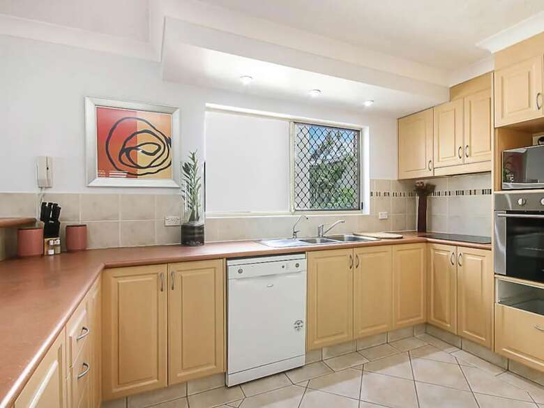 Classy 3 Bedroom Apartment By The Beach