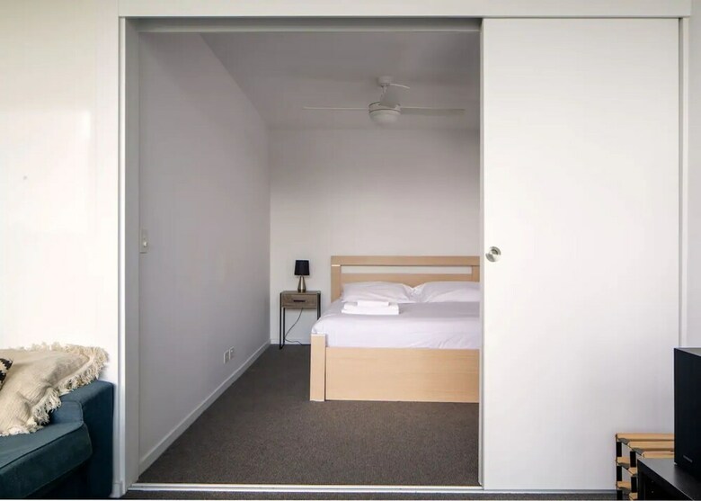 Modern 2 Bedroom Dutton Park Apartment With Balcony