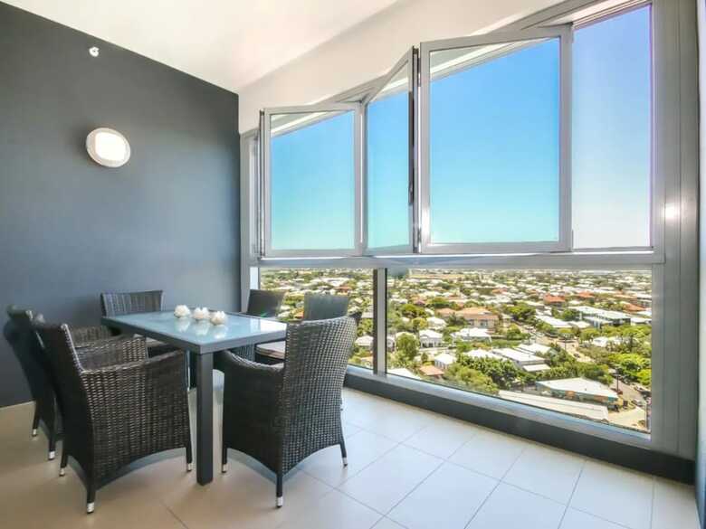 2 Bedroom Riverside Apartment In Hamilton Portside
