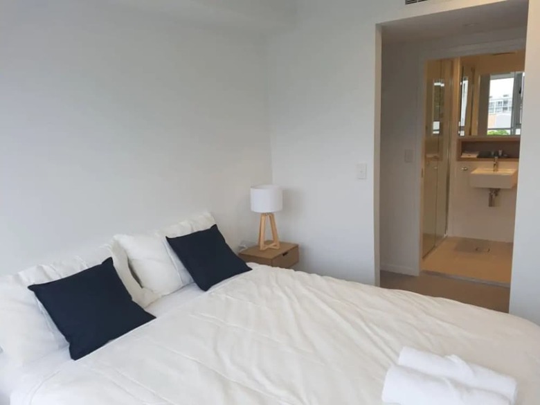 Modern 2 Bedroom Apartment With Parking In Newstead