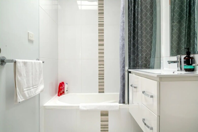 Quiet, Comfortable & Convenient House With Pool