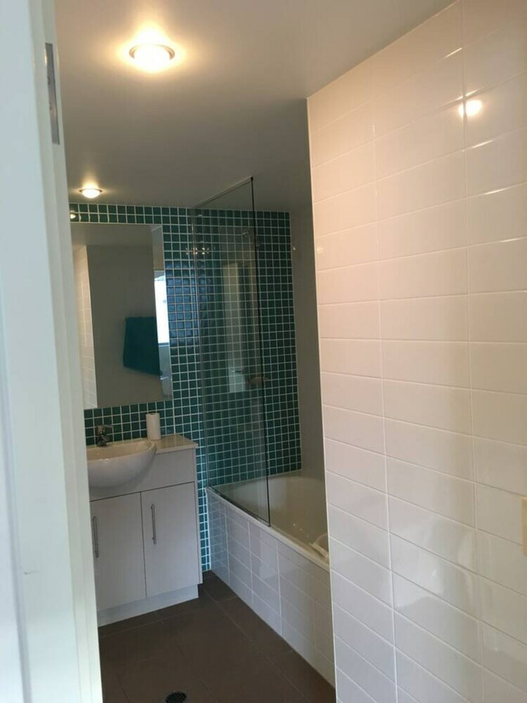 Modern 2 Bedroom Ocean View Apartment In Burleigh Heads