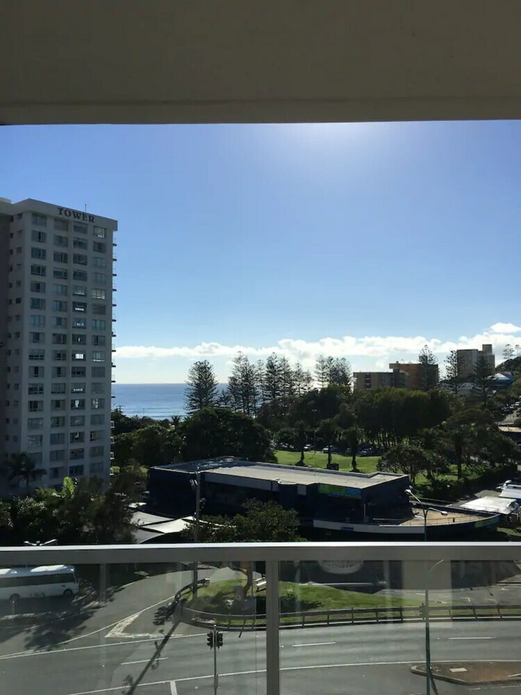 Modern 2 Bedroom Ocean View Apartment In Burleigh Heads