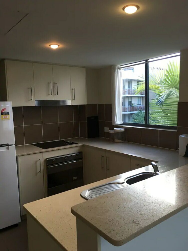 Modern 2 Bedroom Ocean View Apartment In Burleigh Heads