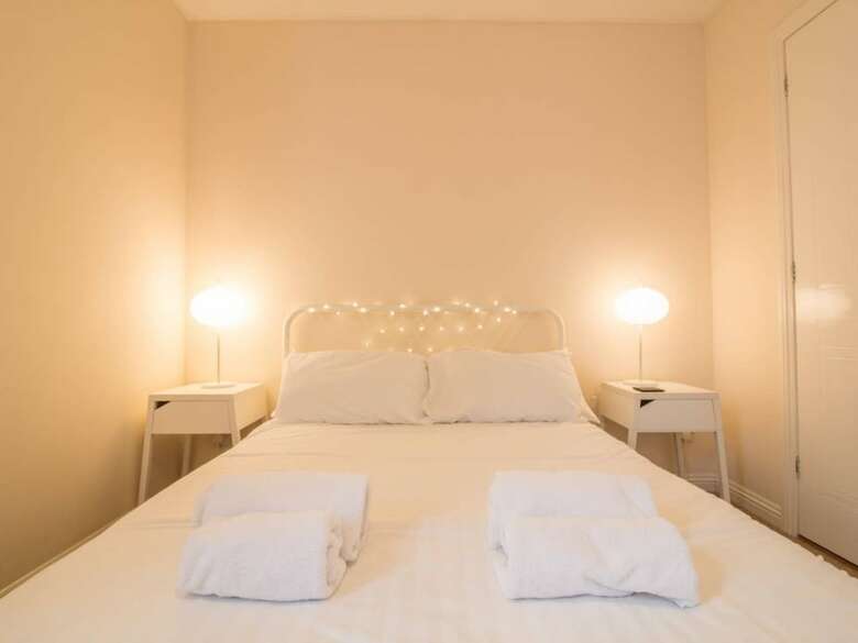 Spacious Canal Side Apartment With Free Parking