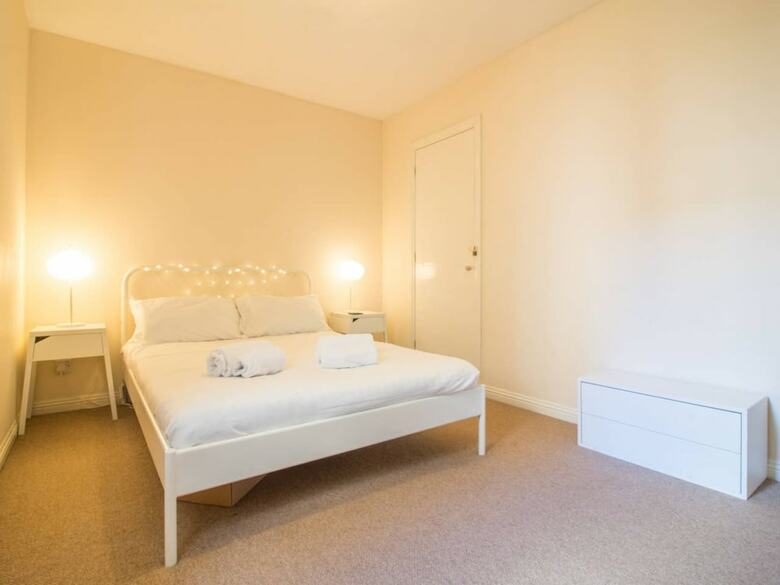 Spacious Canal Side Apartment With Free Parking