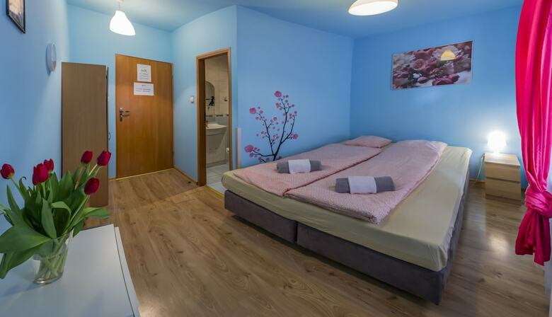 Hostal Flower Rooms & Apartments