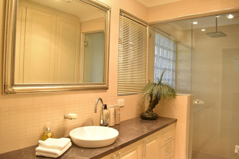 Modern 2 Bedroom Unit Close To Cbd