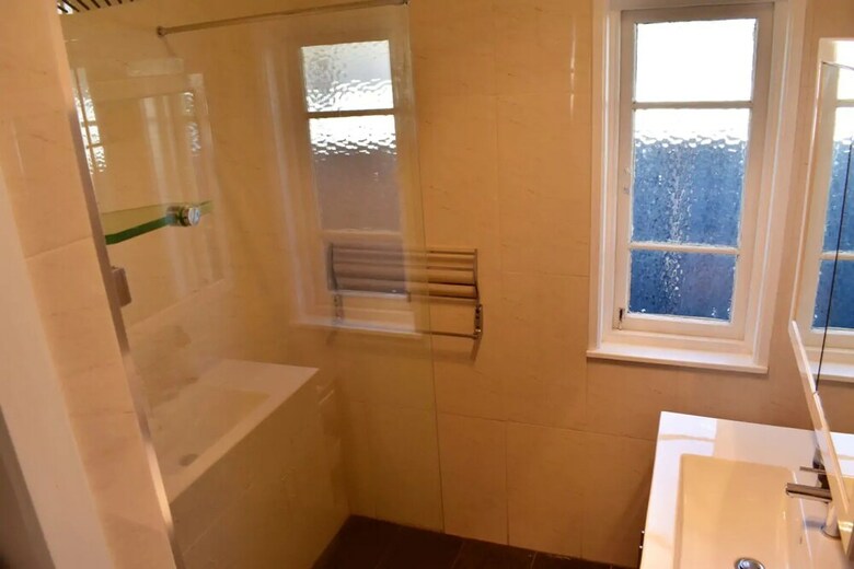 Spacious & Delightful 2 Bedroom House Near Cbd