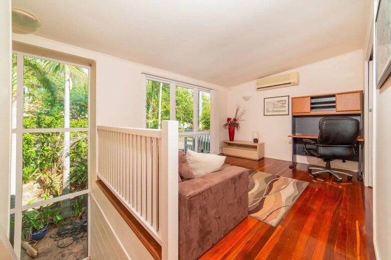 Breezy 4 Bedroom Queenslander In Balmoral