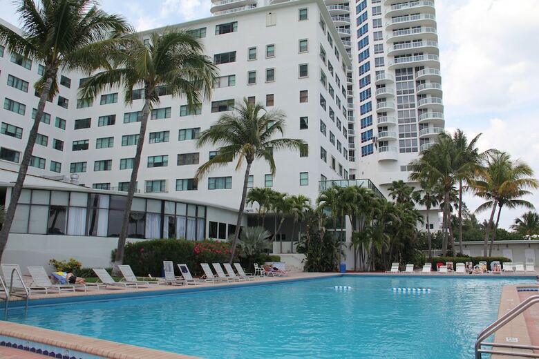 Hotel Waterfront Condo, Heated Pool, Direct Beach Access