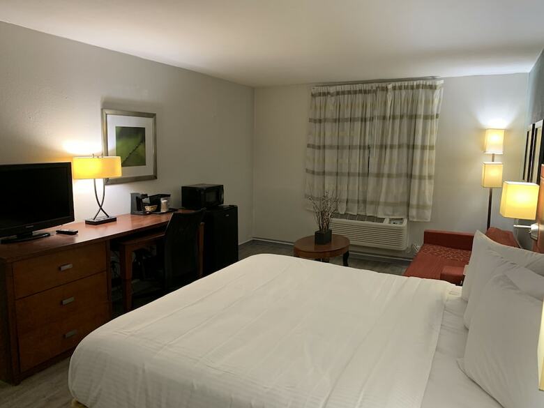 Hotel Orange Inn & Suites