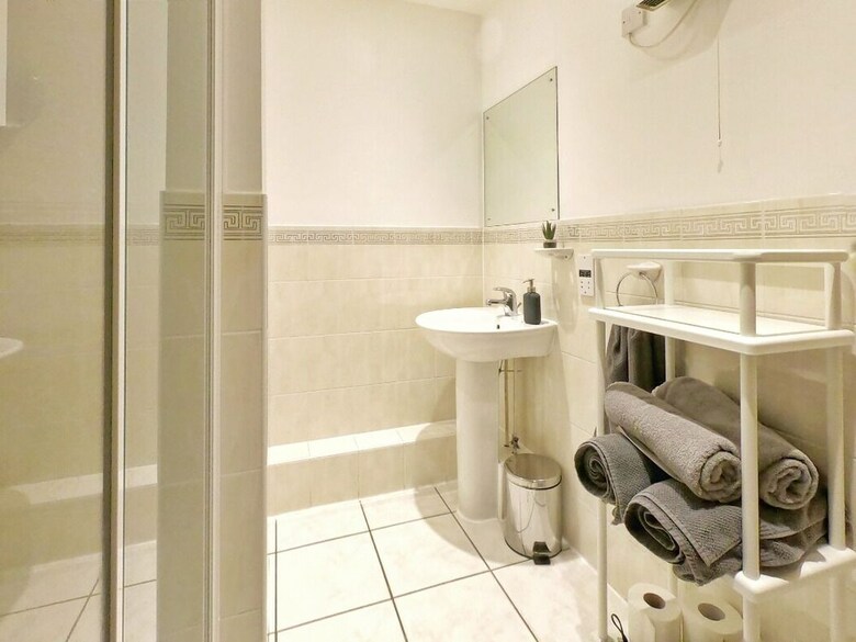 Central Spacious & Stylish Apartment