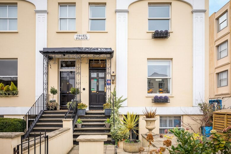 Hotel Crossways Guest House