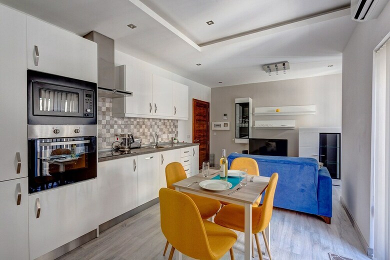 Idyllic Apartment Just Off The Promenade