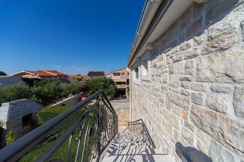Apartment's Antonio