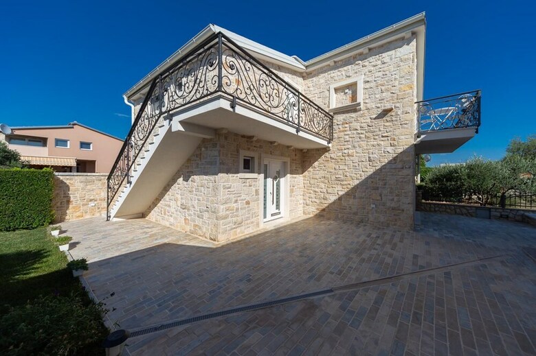 Apartment's Antonio