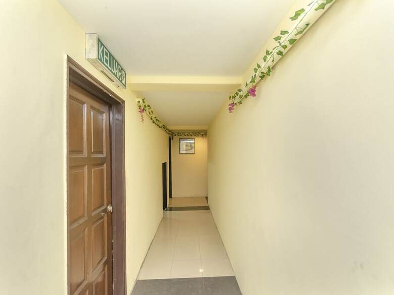 Oyo 89703 B Link Hotel