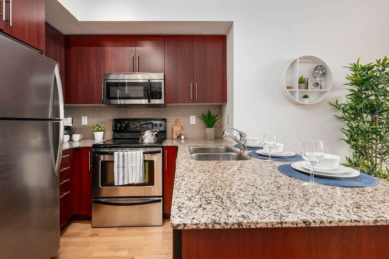 Elegant & Modern 2-bedroom Condo